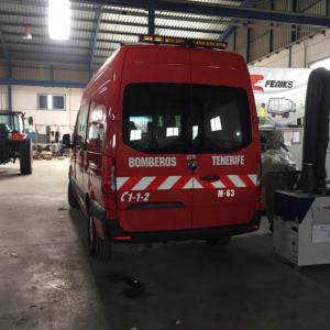 Rotulación de furgonetas de bomberos con vinilos especiales reflectantes homologados. Sevilla