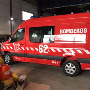 Rotulación de furgonetas de bomberos con vinilos especiales reflectantes homologados. Sevilla