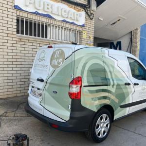 Rotulación de furgonetas semi integral en impresión digital y vinilo de corte. Inmobiliaria Solmare Sevilla.