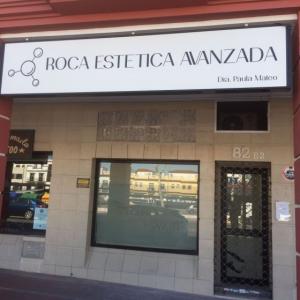 Rotulación de lunas y cristales en ácidos en impresión digital para Roca Estética en Dos Hermanas Sevilla.