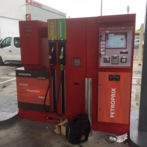 Rotulación en vinilo personalizado de Surtidores de gasolina para Petroprix en Jerez Cádiz