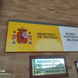 Rótulo cartel homologado Ministerio de Defensa. Museo Militar de Sevilla.