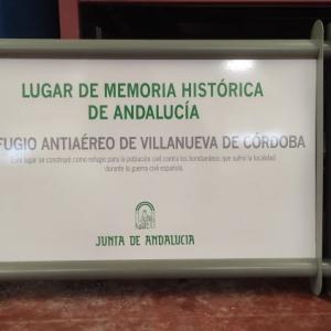 Rótulo cartel señalizador rotulado con vinilo sobre soporte Junta de Andalucía. Memoria Histórica en Sevilla