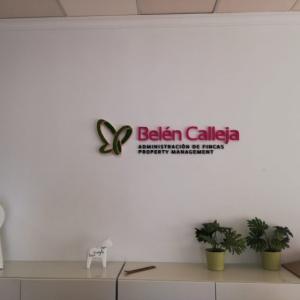 Rótulo corpóreo como decoración interior de despacho u oficina, para Belén Calleja en Marbella Málaga.