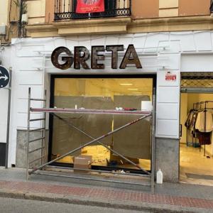 Rótulo corpóreo en letras en acero cortén con lámparas o bombillas exterior. Creta Dos Hermanas en Sevilla.