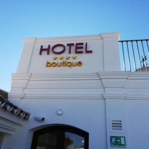 Rótulo Letras corpórea con iluminación para el Hotel El Pilar de Andalucía en Estepona en Málaga.