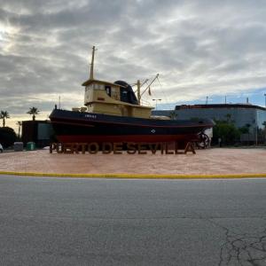 Rótulo de letras corpóreas en acero cortén. Puerto de Sevilla. Trabajo realizado para Tragsa.