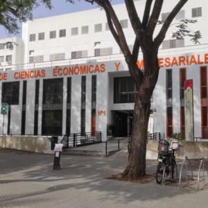 Rótulos letras corpóreas, en PVC de 30 mm recortados y lacados para la Facultad de Ciencias Económicas y Empresariales de la Universidad de Sevilla.