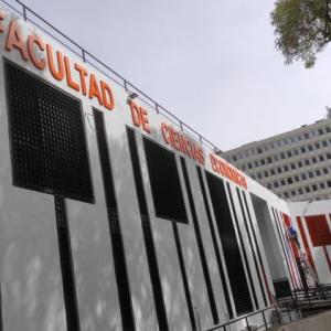 Rótulos letras corpóreas, en PVC de 30 mm recortados y lacados para la Facultad de Ciencias Económicas y Empresariales de la Universidad de Sevilla.