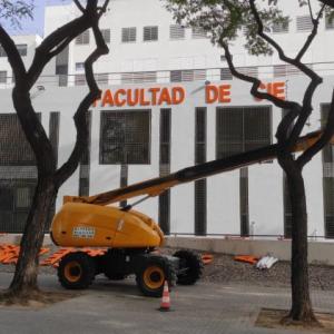 Rótulos letras corpóreas, en PVC de 30 mm recortados y lacados para la Facultad de Ciencias Económicas y Empresariales de la Universidad de Sevilla.