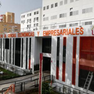 Rótulos letras corpóreas, en PVC de 30 mm recortados y lacados para la Facultad de Ciencias Económicas y Empresariales de la Universidad de Sevilla.