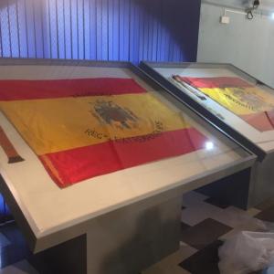 Vitrina expositora para banderas antiguas, en aluminio lacado y frontal de metacrilato. Museo de Historia Militar de Sevilla.