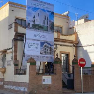 Cartel de Obra o valla publicitaria para Excedra en Sevilla.