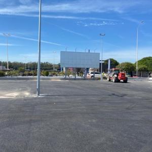 Fabricación e instalacion de 9 vallas cartel publicitario en Bricomart Algeciras Cádiz.