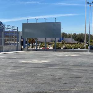 Fabricación e instalacion de 9 vallas cartel publicitario en Bricomart Algeciras Cádiz.