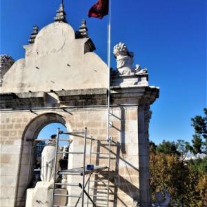 Instalación de mástil de aluminio para bandera Pendón Real, en Palacio de San Telmo en Sevilla. Junta de Andalucía.