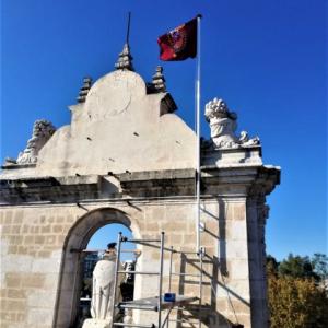 Instalación de mástil de aluminio para bandera Pendón Real, en Palacio de San Telmo en Sevilla. Junta de Andalucía.