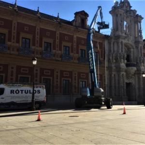 Instalación de mástil de aluminio para bandera Pendón Real, en Palacio de San Telmo en Sevilla. Junta de Andalucía.