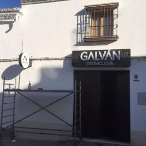 Letras corpóreas cajeadas en aluminio, frente de metacrilato e iluminadas con led blanco sobre pariila metálica. Clínica Odontológica Galván en Osuna Sevilla.