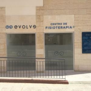 Letras corpóreas en PVC recortado y lacado. Para Centro de Fisioterapia Evolve en Sevilla.