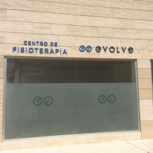 Letras corpóreas en PVC recortado y lacado. Para Centro de Fisioterapia Evolve en Sevilla.