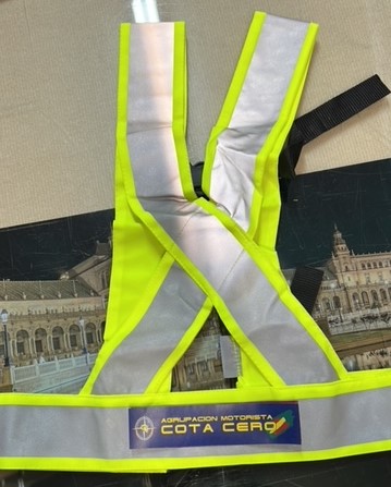 Arnes fluor refectante para moto personalizada en transfer, para la Agrupación Motorista Cota Cero en Sevilla.