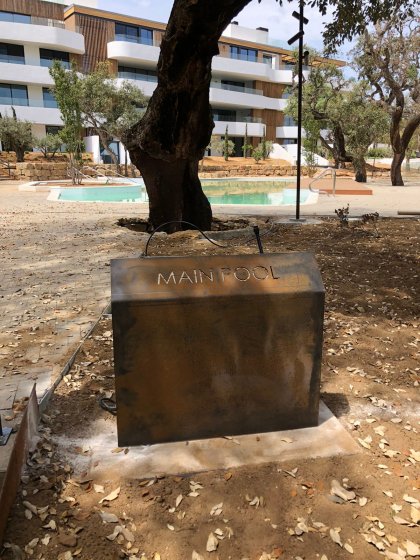 Atriles en acero cortén para urbanización Village Verde en Sotogrande Cádiz.