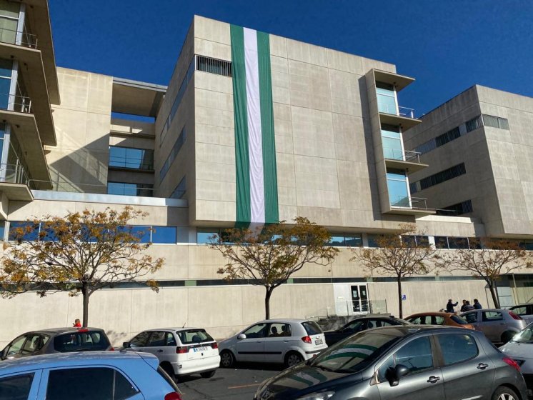 Bandera de 6x20 m para la Junta de Andalucía en su 4 de Diciembre.