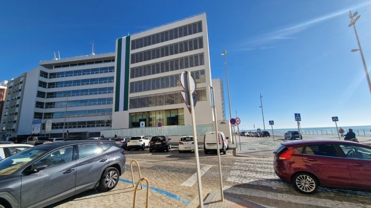 Bandera de 6x20 m para la Junta de Andalucía en su 4 de Diciembre.