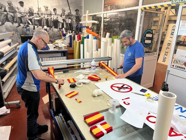 Bandera de bolsillo embolsada para regalo de los participantes en la Jura de Bandera Civil de Sevilla. Mayo 2022