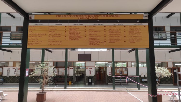 Fabricación de directorio modular para la Facultad de Ciencias Económicas y Empresariales de la Universidad de Sevilla.