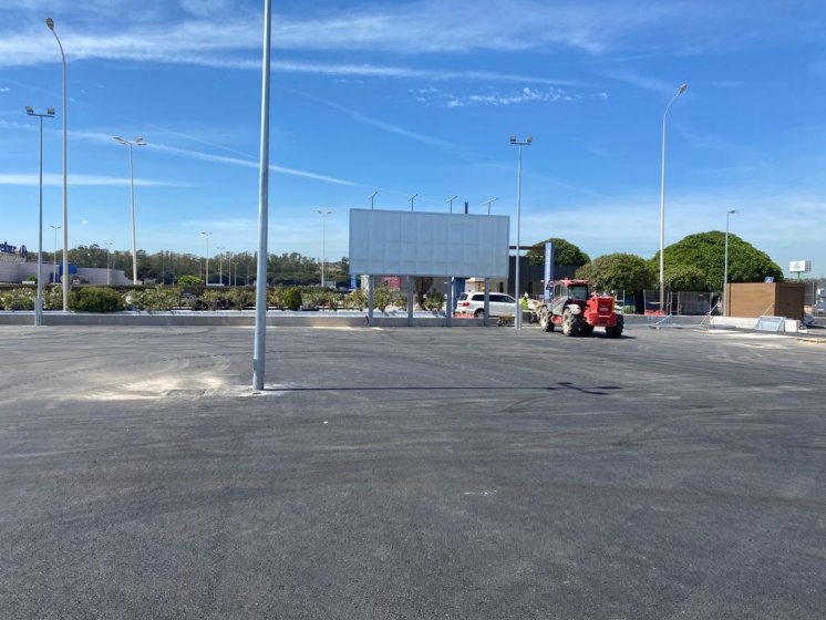 Fabricación e instalacion de 9 vallas cartel publicitario en Bricomart Algeciras Cádiz.