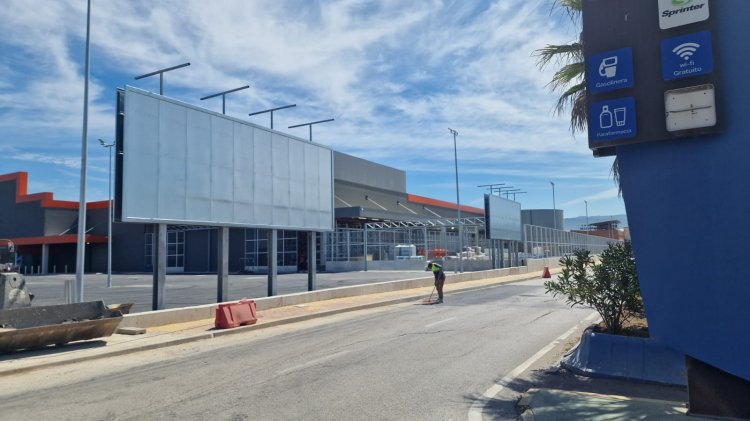 Fabricación e instalacion de 9 vallas cartel publicitario en Bricomart Algeciras Cádiz.