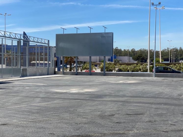 Fabricación e instalacion de 9 vallas cartel publicitario en Bricomart Algeciras Cádiz.