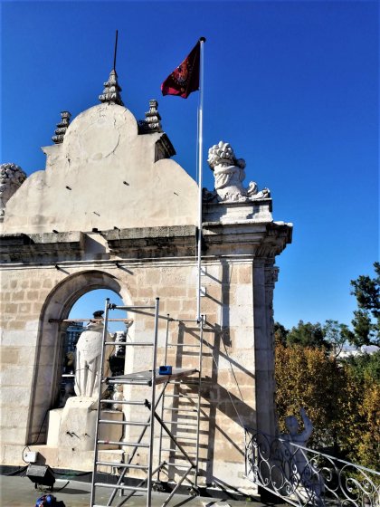 Instalación de mástil de aluminio para bandera Pendón Real, en Palacio de San Telmo en Sevilla. Junta de Andalucía.