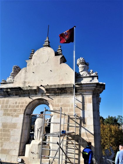 Instalación de mástil de aluminio para bandera Pendón Real, en Palacio de San Telmo en Sevilla. Junta de Andalucía.