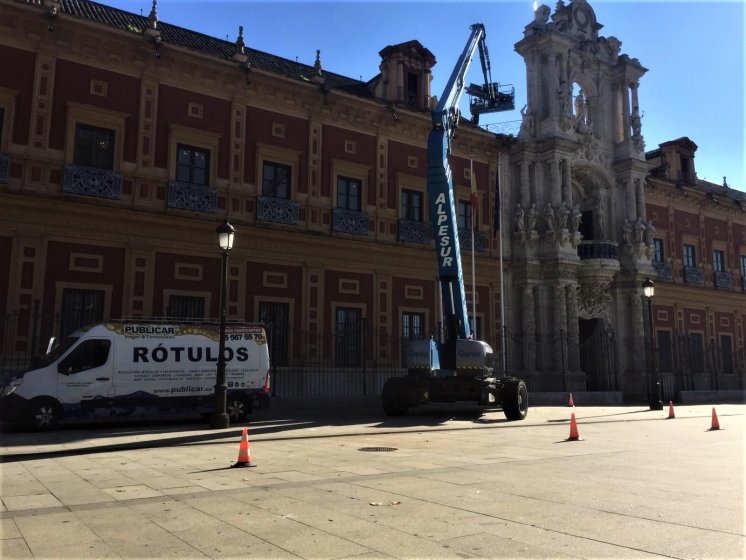 Instalación de mástil de aluminio para bandera Pendón Real, en Palacio de San Telmo en Sevilla. Junta de Andalucía.