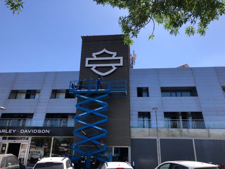 Instalación de Rótulos para Harley Davidson Sevilla.