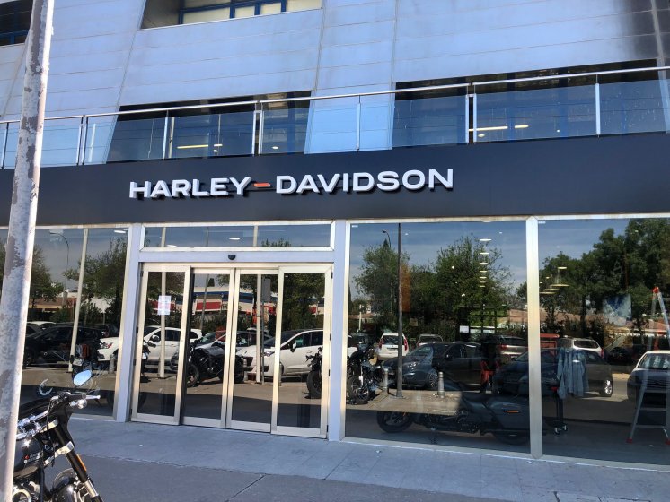 Instalación de Rótulos para Harley Davidson Sevilla.