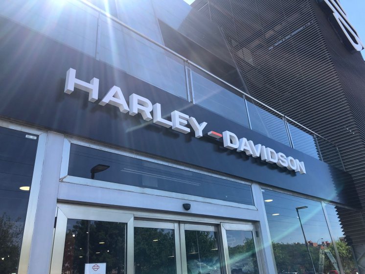 Instalación de Rótulos para Harley Davidson Sevilla.