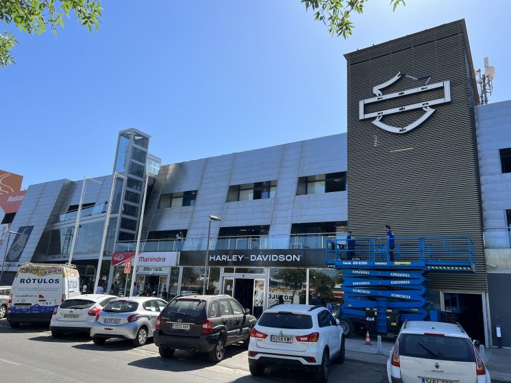 Instalación de Rótulos para Harley Davidson Sevilla.