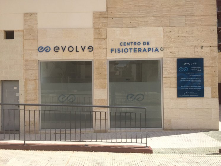 Letras corpóreas en PVC recortado y lacado. Para Centro de Fisioterapia Evolve en Sevilla.