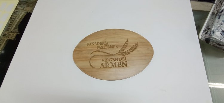 Logo fresado en madera para interior. Sevilla