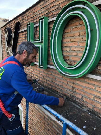 Mantenimiento de los rótulos con cambio de neones y repaso general del Hotel Bellavista en Sevilla.