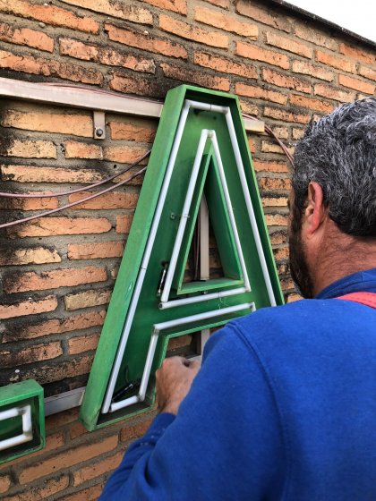 Mantenimiento de los rótulos con cambio de neones y repaso general del Hotel Bellavista en Sevilla.