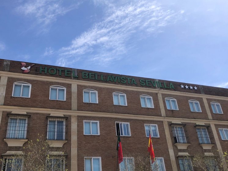 Mantenimiento de los rótulos con cambio de neones y repaso general del Hotel Bellavista en Sevilla.