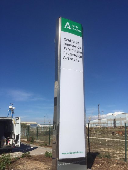 Mantenimineto de rótulos. Cambio de placas y logo de la Junta de Andalucía. En Navantia Puerto Real Cádiz