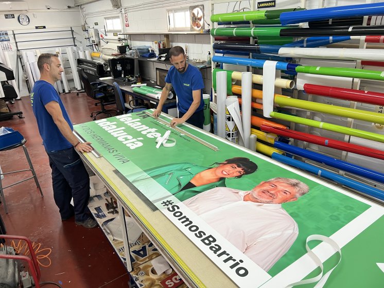 Pancarta políticas en Dos Hermanas Sevilla.