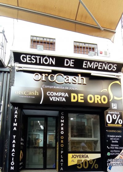 Panelado forrado de fachada con rótulos varios. Oro Cash en Sevilla.