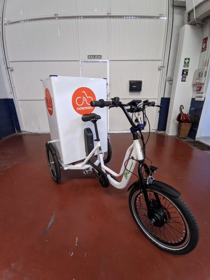 Personalización de ciclo carro Ridemovi. Rotulación integral con vinilos de fundición. Sevilla